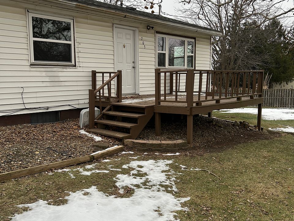 FRONT ENTRANCE OFF DECK