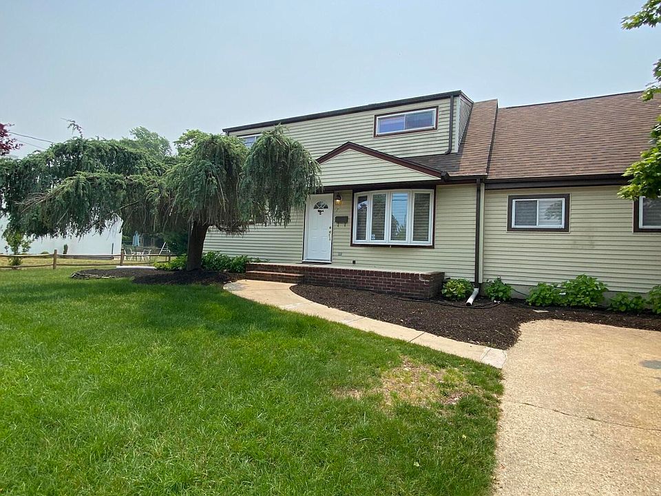 1st image of 7 Carole Dr