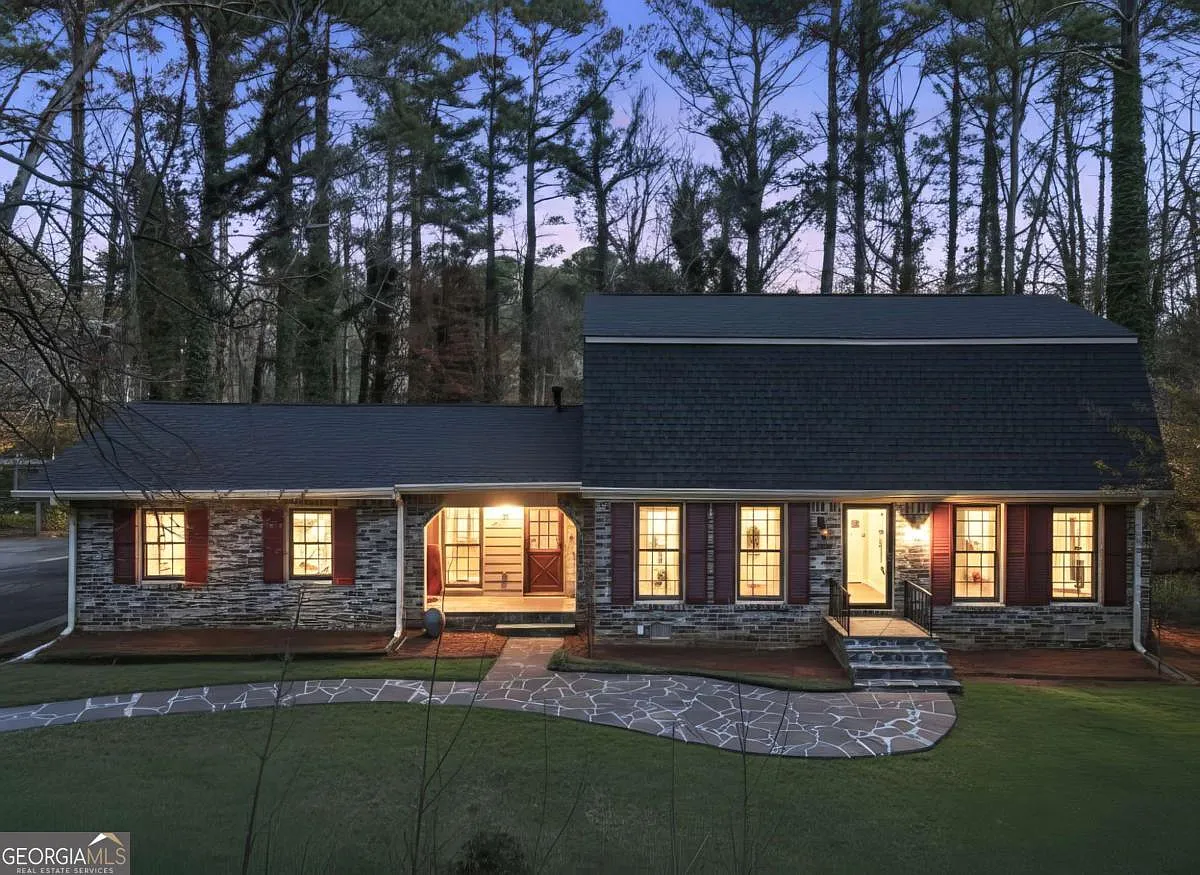 2037 Stoneleigh Dr photo 1
