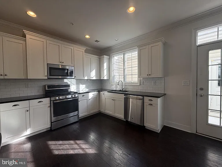 602 D St — Photo 18