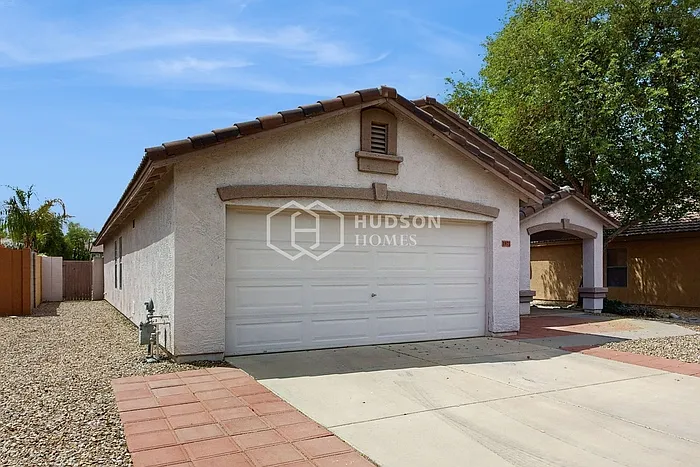 4 bed, 2.0 bath, 1662 sqft, $1,915 — Photo 3