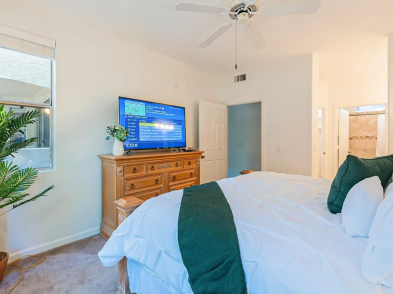 Master: King Size Bed, NEW Smart TV + Cable TV