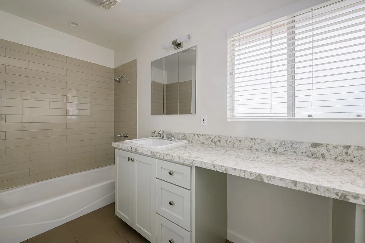 2 bed, 1.5 bath, 1024 sqft, $6,500 — Photo 4