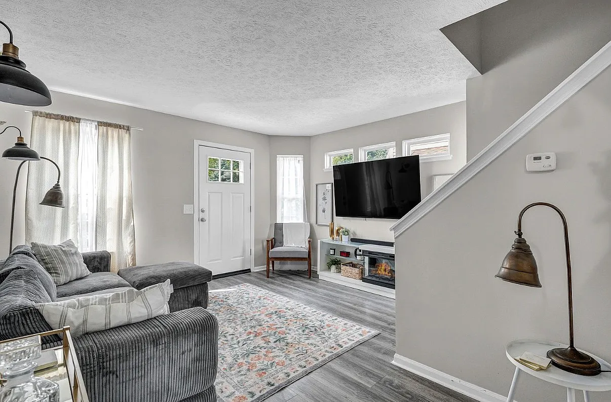 3 bed, 1.5 bath, 1350 sqft, $2,100 — Photo 2