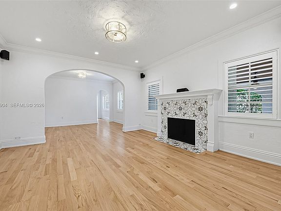 3rd image of 910 Santiago St