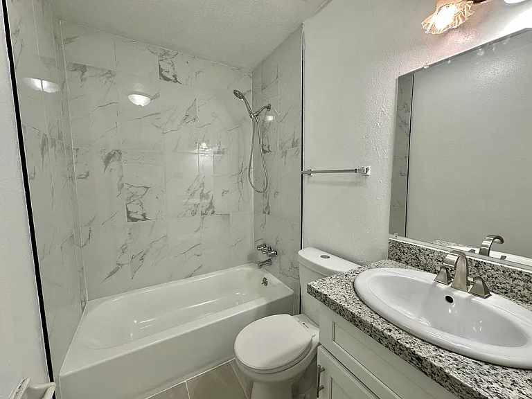 811 Vouray Dr #D — Photo 8
