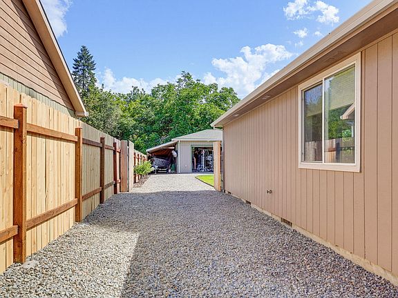4th image of 848 Forest Glen Dr