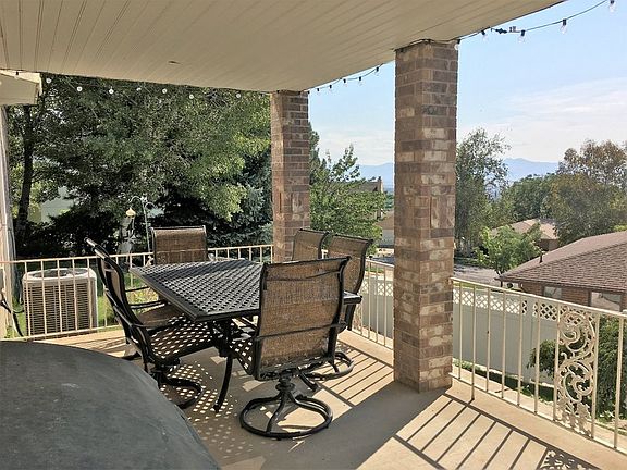 Patio : Breathtaking views of mountains and parks.