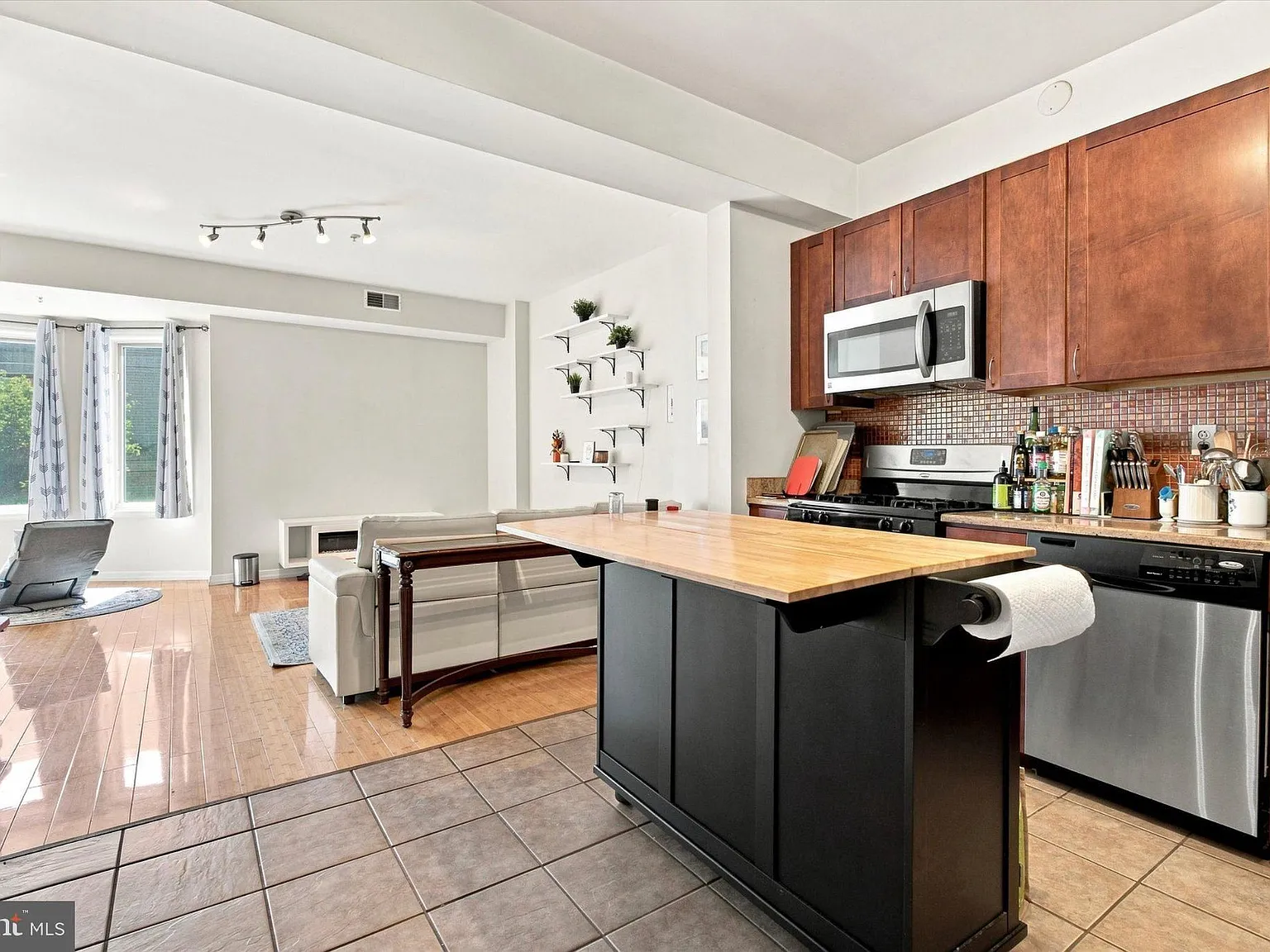 2 bed, 1.5 bath, 856 sqft, $2,600 — Photo 2