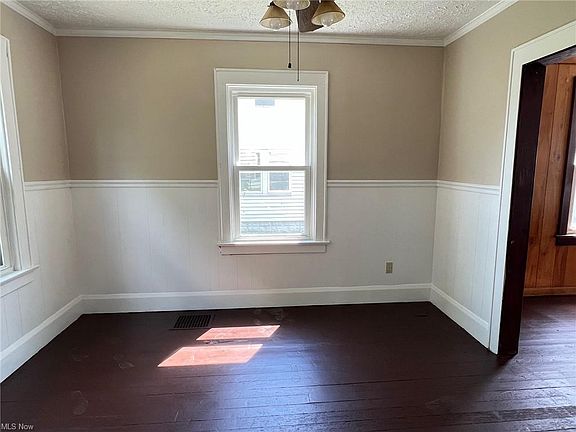 3rd image of 1889 Tonawanda Ave