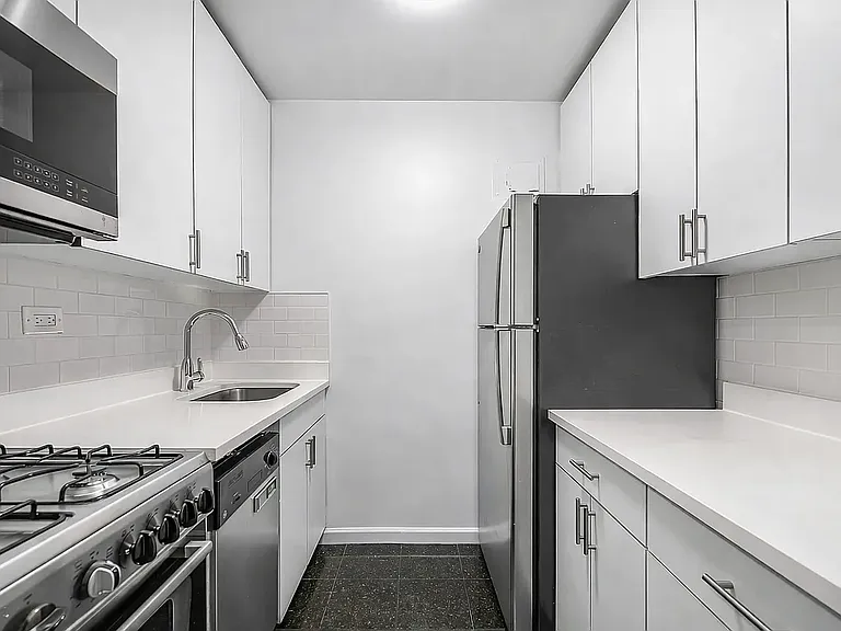 165 E 35th St #14H — Photo 2