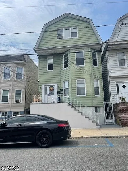 140 Hoyt St #2