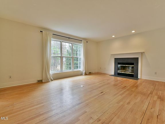 4th image of 681 Stark Terrace