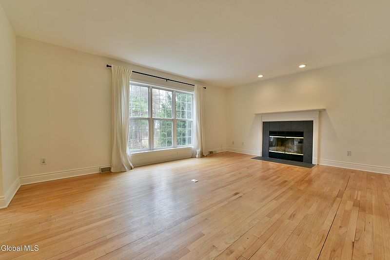 4th image of 681 Stark Terrace