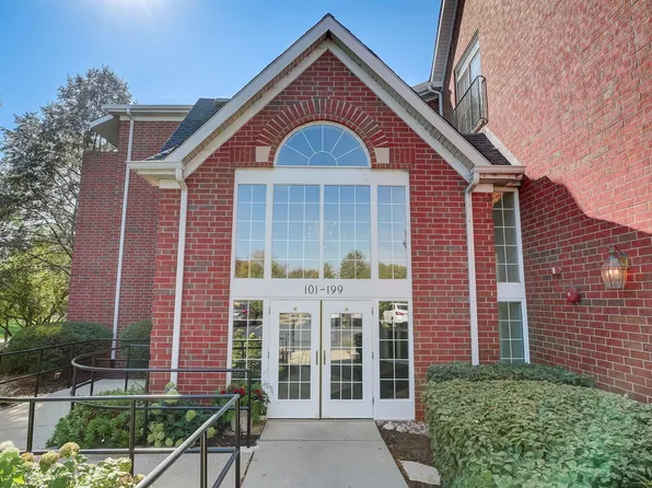 131 Hunt Club Dr #131, Saint Charles, IL 60174