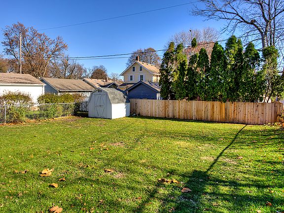 Large Backyard w/shed