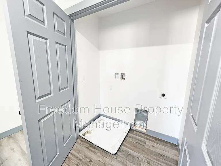 384 Erin St — Photo 16