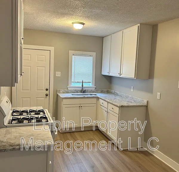 2412 Forest Ave — Photo 7