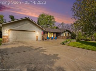 593 Deanna Dr, Lapeer, MI 48446