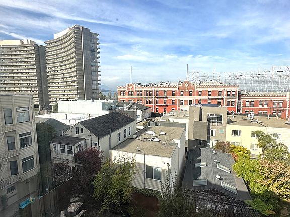 5th image of 940 Bay St APT 17