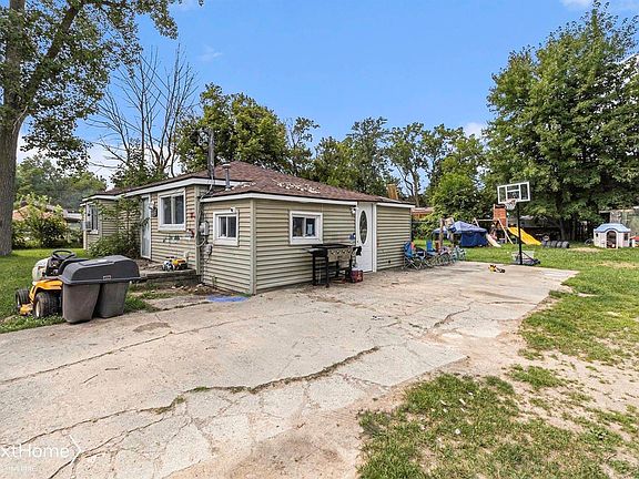 2nd image of 3304 W Sherman Ave