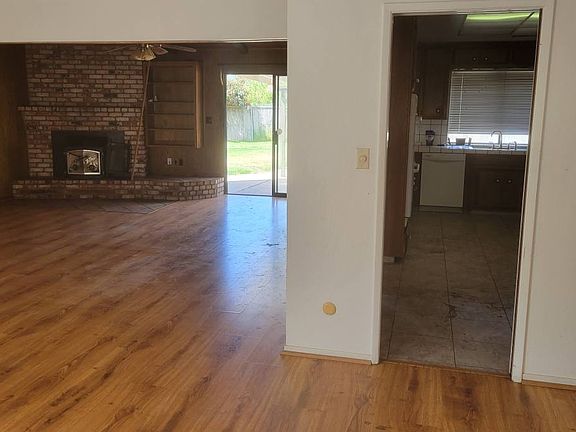 2nd image of 1217 Applegate Rd