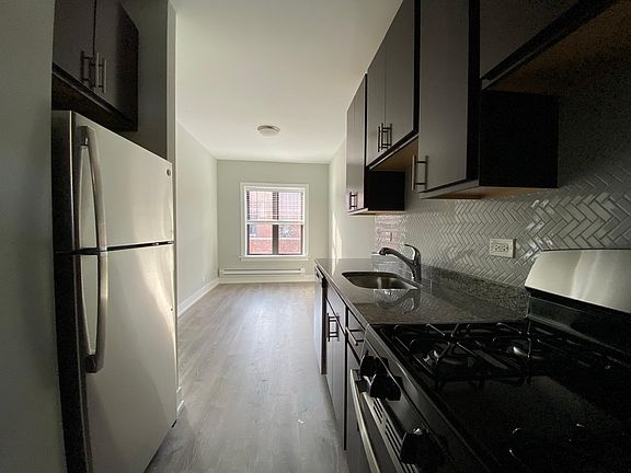 3rd image of 624 W Cornelia Ave #3SE