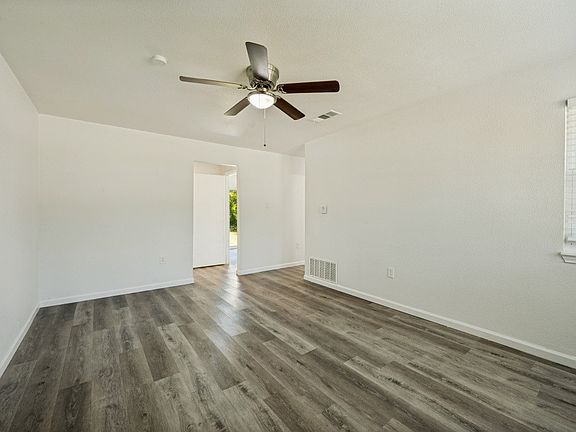 3rd image of 411 Hillcrest St