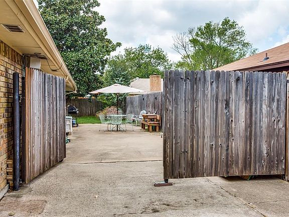 5th image of 324 Goldfinch Dr