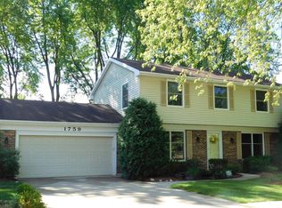 1759 Cass Ct, Libertyville, IL 60048