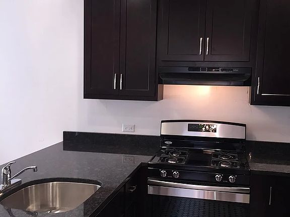 3rd image of 2529 N Marshfield Ave #1