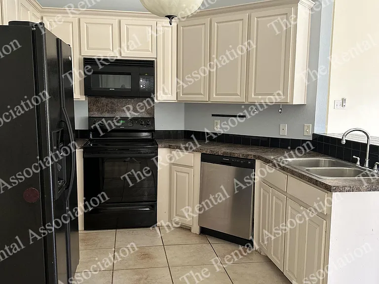 2302 Desiree St — Photo 12