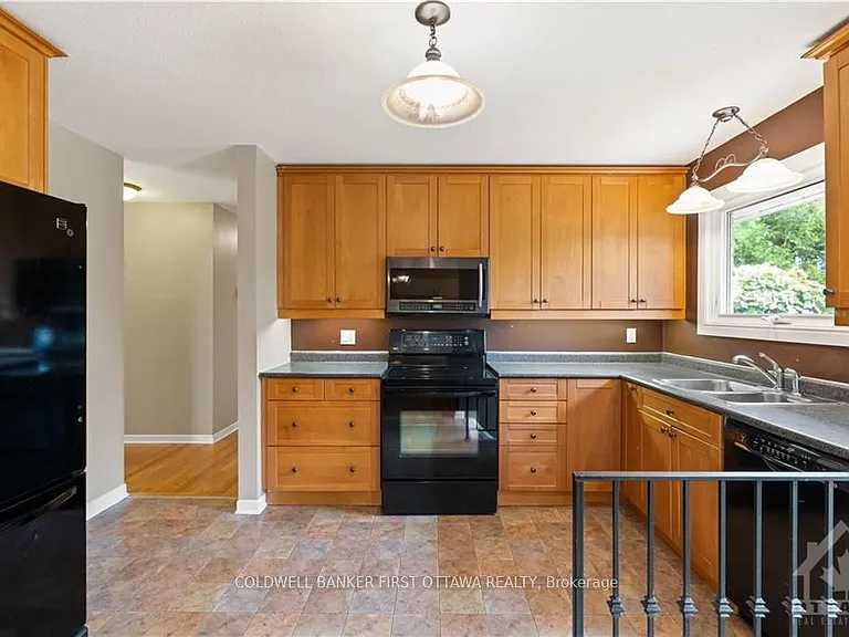 12 Oakwood Ave — Photo 9