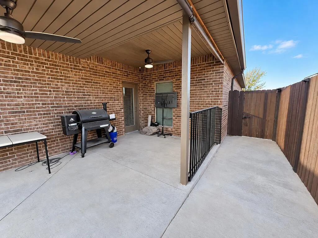 3 bed, 2.0 bath, 1576 sqft, $2,700 — Photo 3