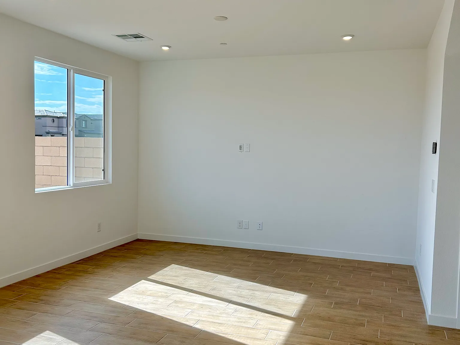 4 bed, 2001 sqft, $2,550 — Photo 4