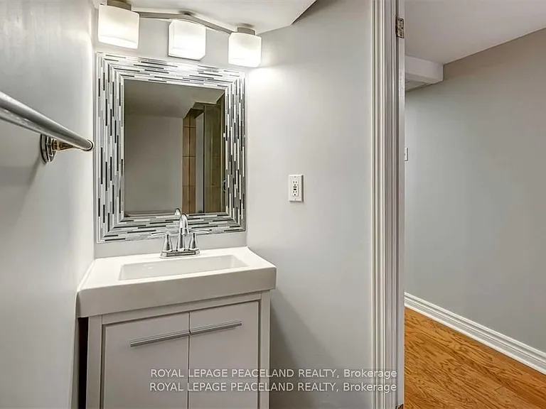 50 Manor Rd E — Photo 16