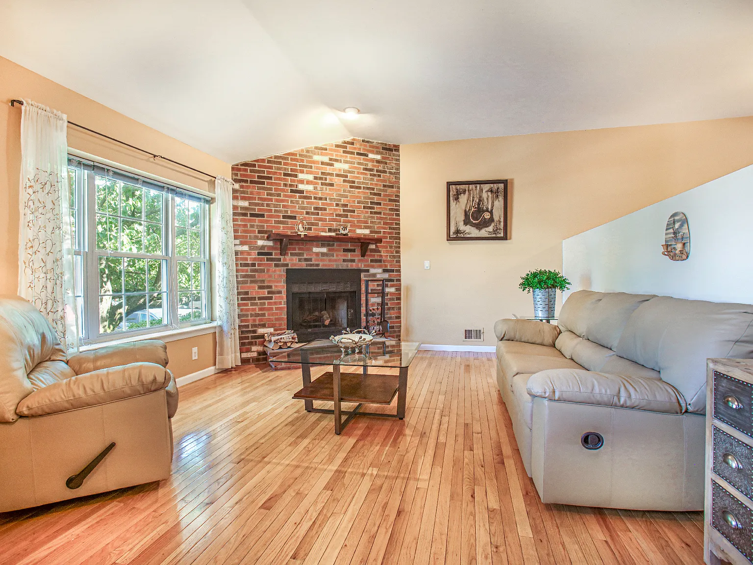 3 bed, 2.5 bath, 2150 sqft, $3,600 — Photo 2