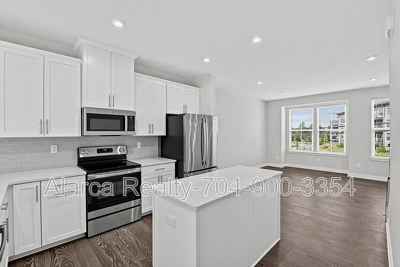 3 bed, 3.5 bath, 1635 sqft, $2,900 — Photo 2