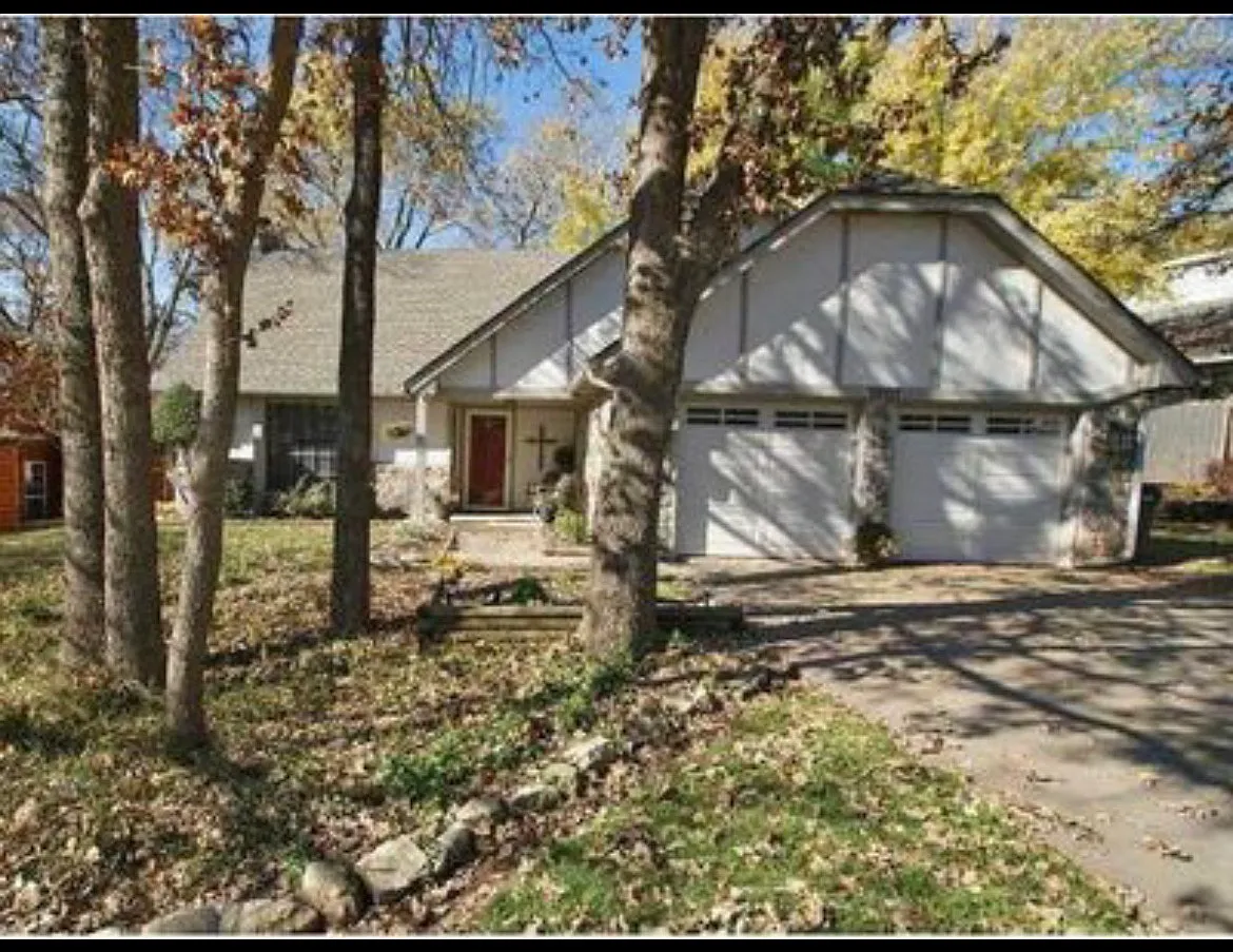 3 bed, 2.5 bath, 2212 sqft, $2,000 — Photo 1