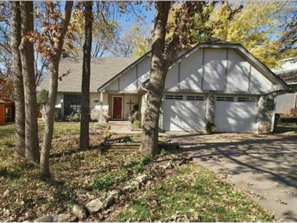 1001 Sandhurst Dr