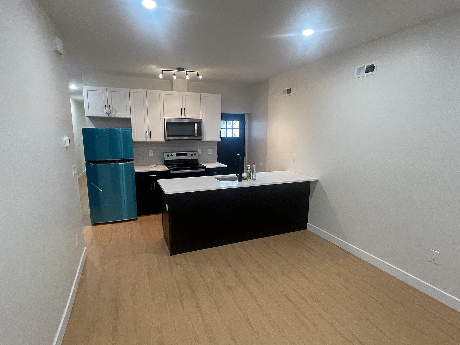 3 bed, 1000 sqft, $1,450 — Photo 2