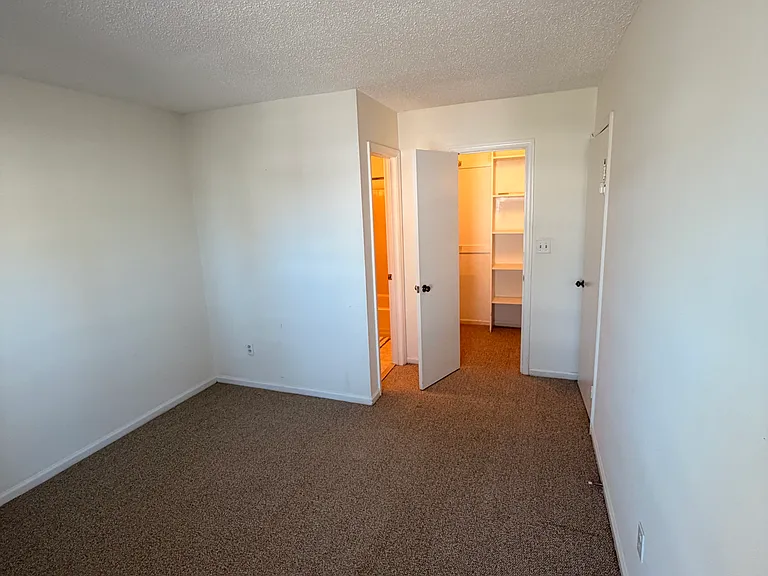 402 Chatterton Dr — Photo 3