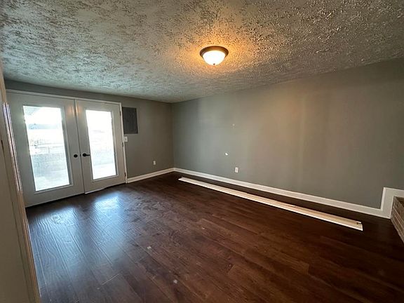 3rd image of 806 Fargo St