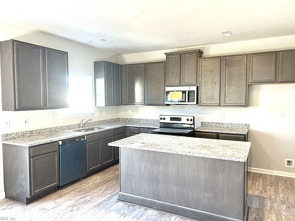 4th image of 228 Veterans Ct