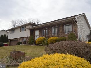 14 Carriage Dr, Wernersville, PA 19565