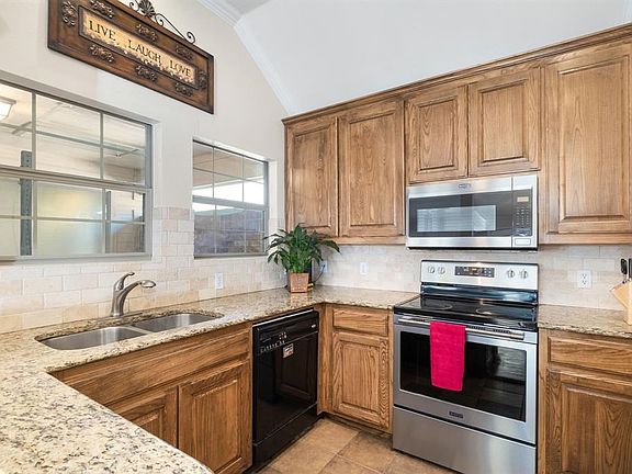 3rd image of 828 Claycourt Cir