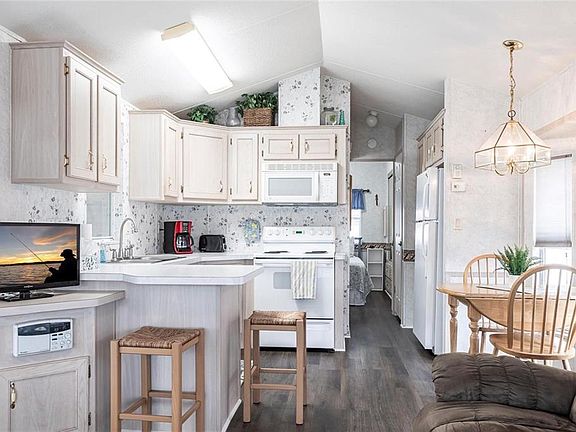 3rd image of 1604 N Manatee Loop