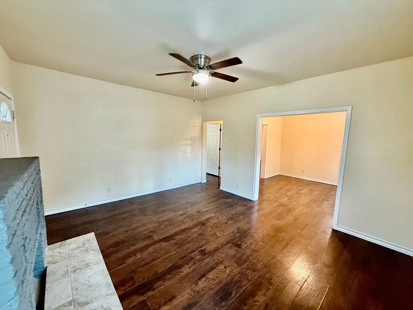 Newly renovated home with all the modern touches: Wood-laminate floors, Stainless Steel Appliance... — Photo 4