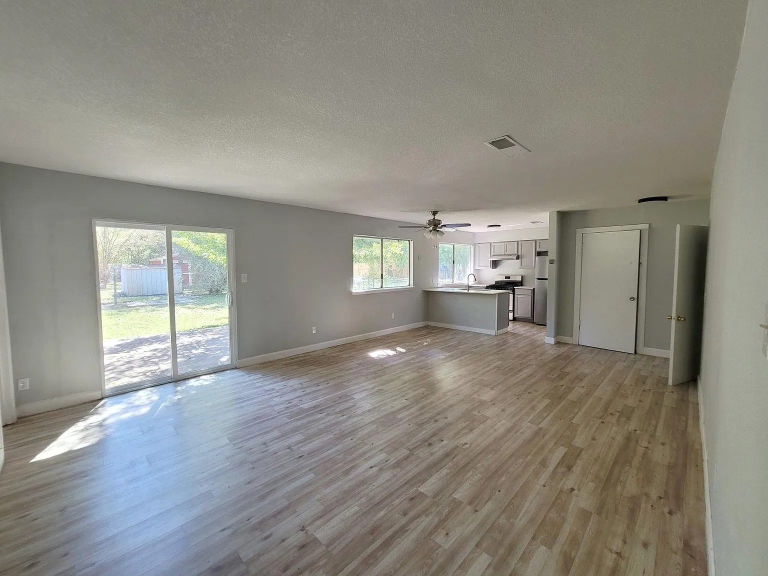 4 bed, 2.0 bath, 1656 sqft, $1,995 — Photo 3