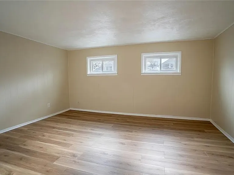 327 William St — Photo 16